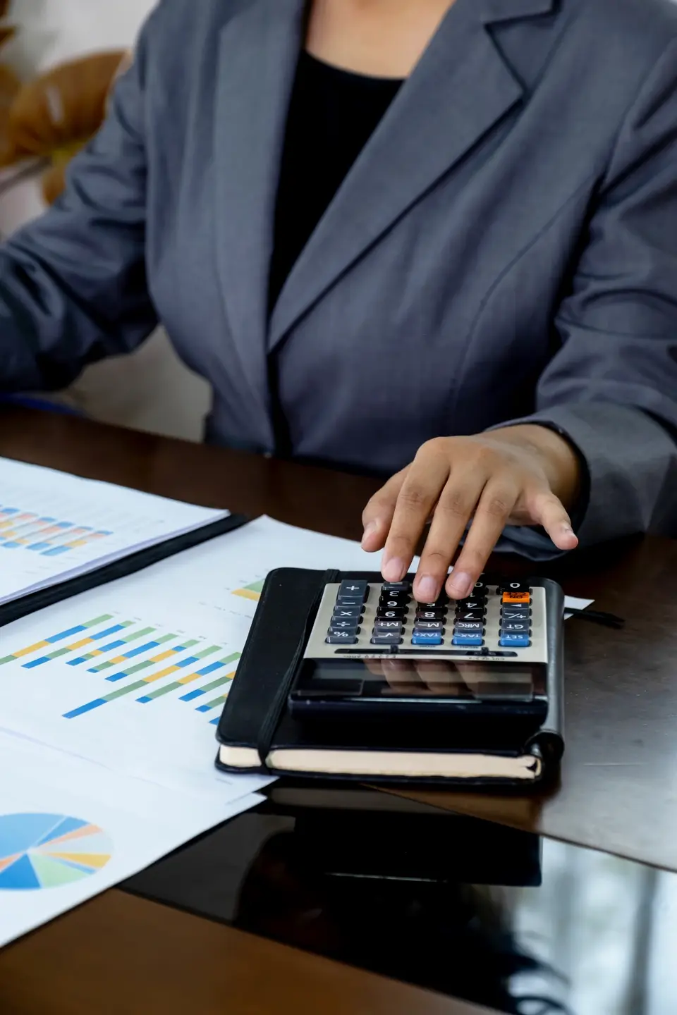 Dirigeant de TPE lyonnaise analysant les honoraires de son expert-comptable