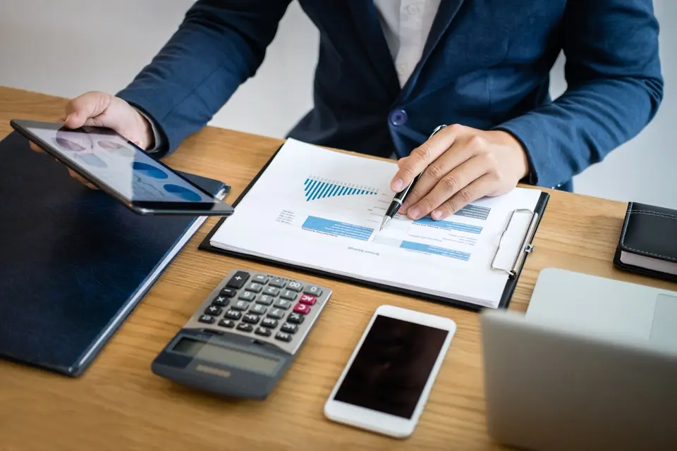 Dirigeant lyonnais analysant les leviers d'optimisation de sa rémunération