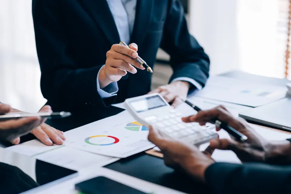 Dirigeant apprenant à lire son bilan lors du rendez-vous de présentation des comptes