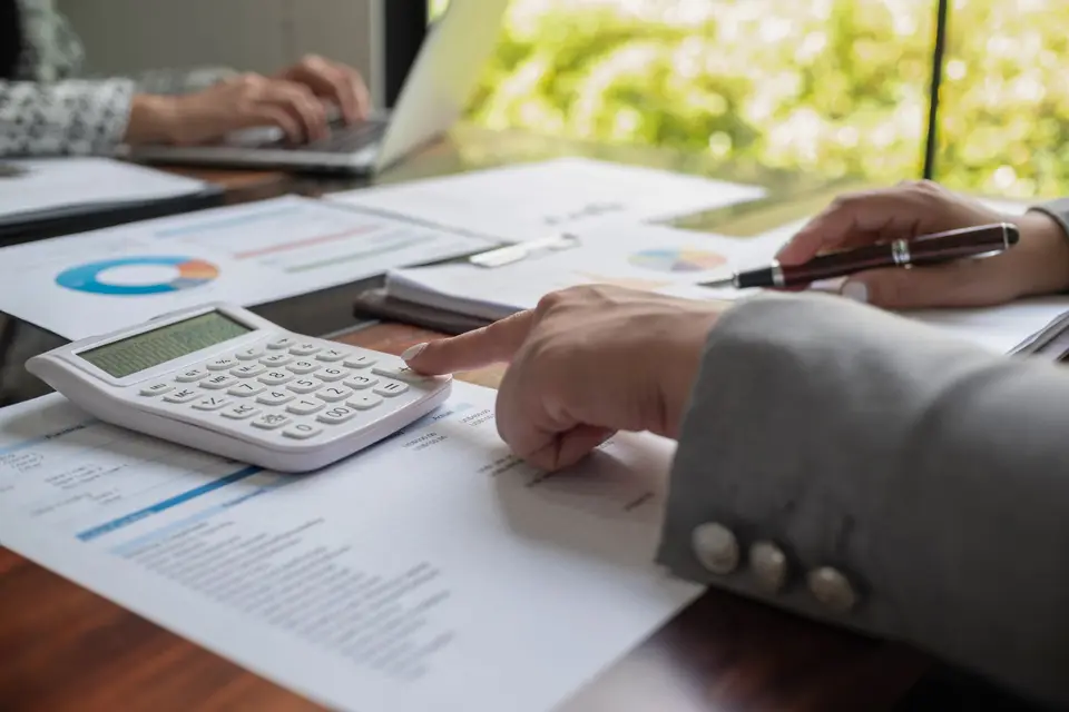 Dirigeant TNS comparant PER, Madelin et assurance-vie pour sa retraite